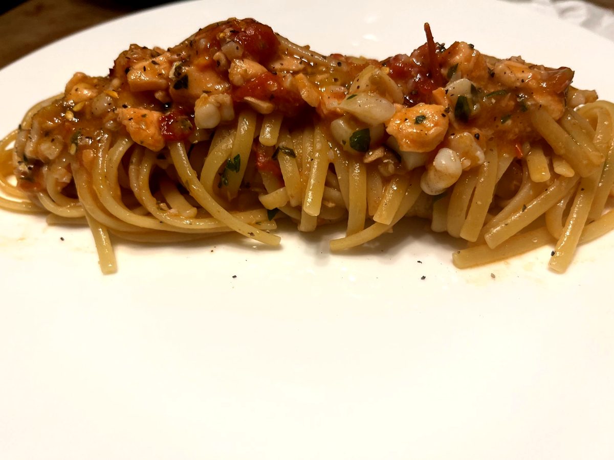 Linguine with seafood and tomato