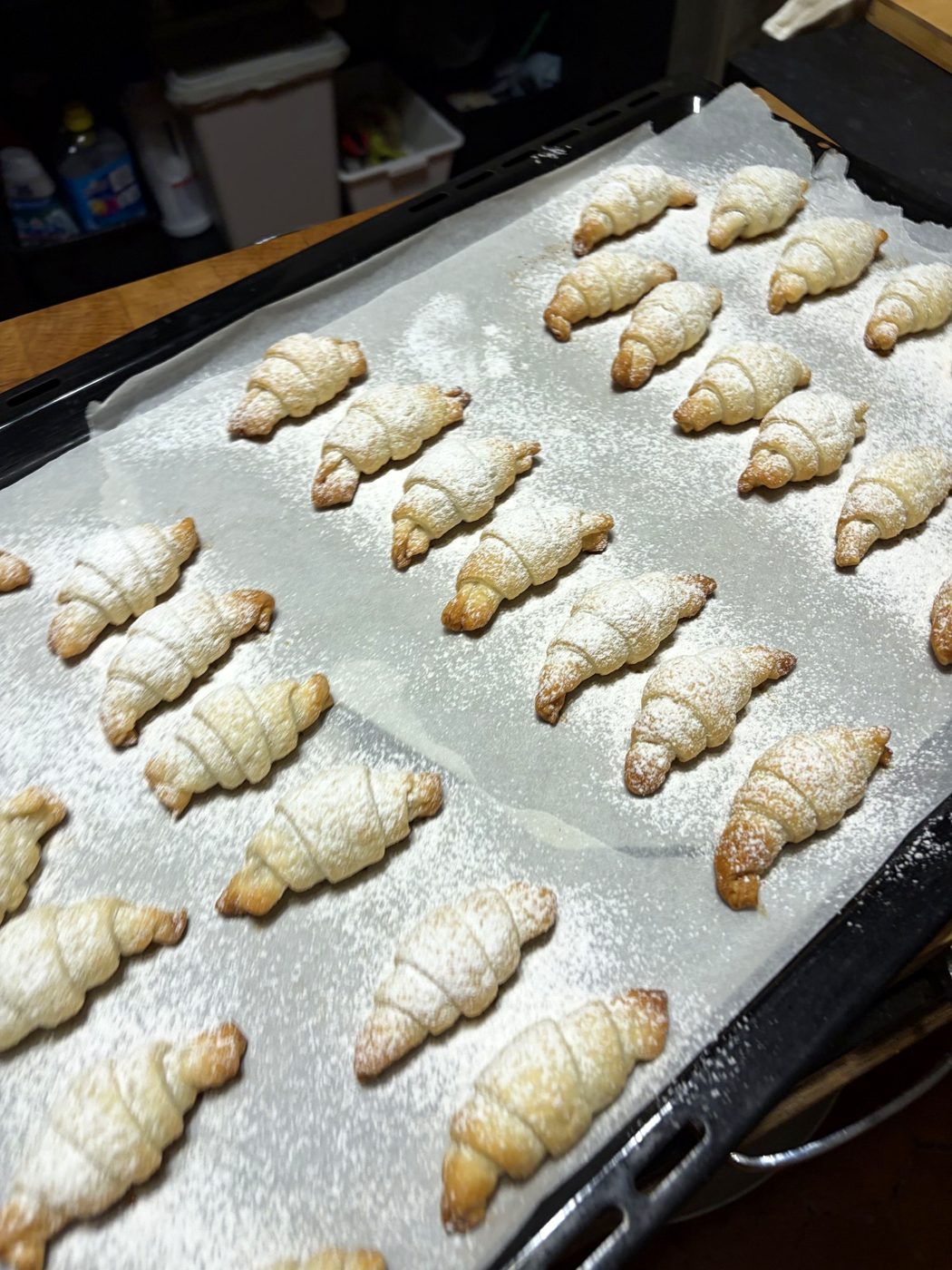 Small sugared croissants